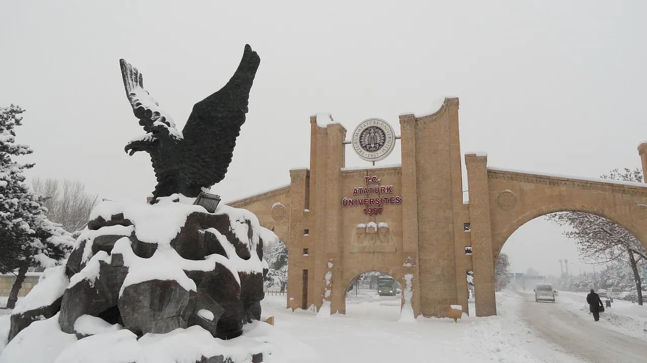 Karla kaplı Atatürk Üniversitesi giriş kapısı ve kartal heykeli