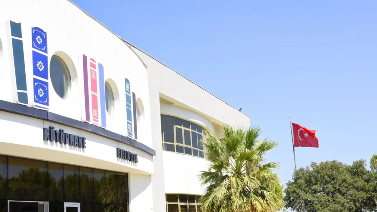Manisa Celâl Bayar Üniversitesi kampüsü