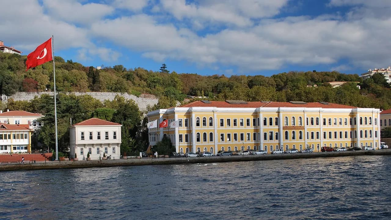 Galatasaray Üniversitesi Ortaköy yerleşkesi, Boğaz’dan görünüm