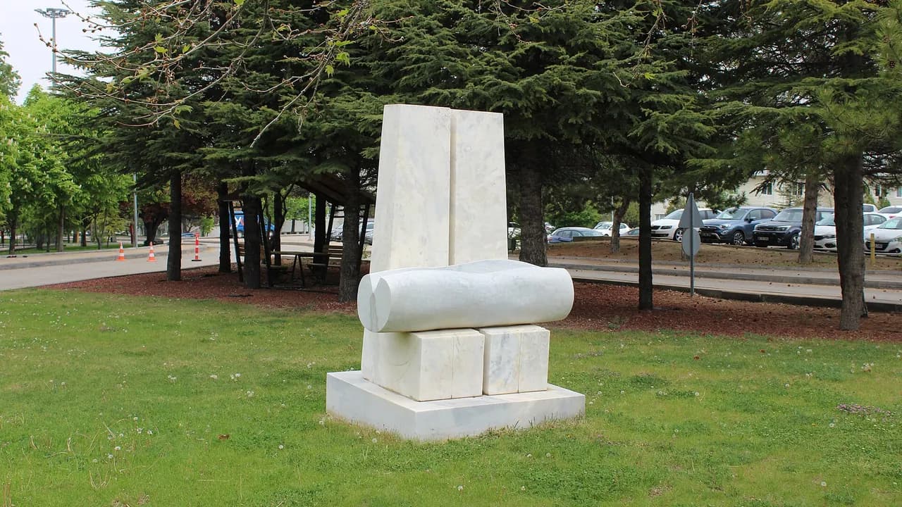 Hacettepe Üniversitesi Beytepe Kampüsü’nde çimen üzerinde taş heykel