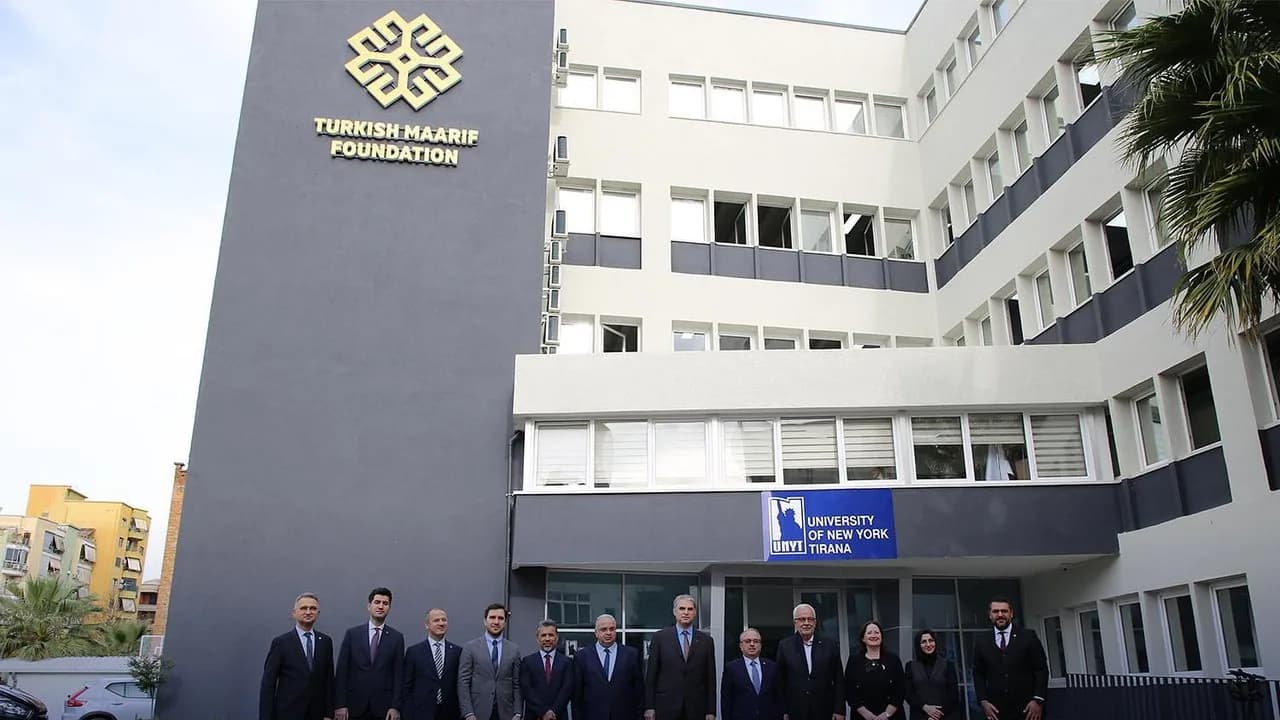 Tiran New York Üniversitesi kampüsü